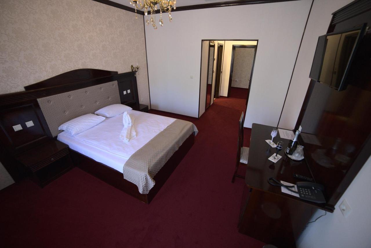 Hotel Onix Roman Exterior foto