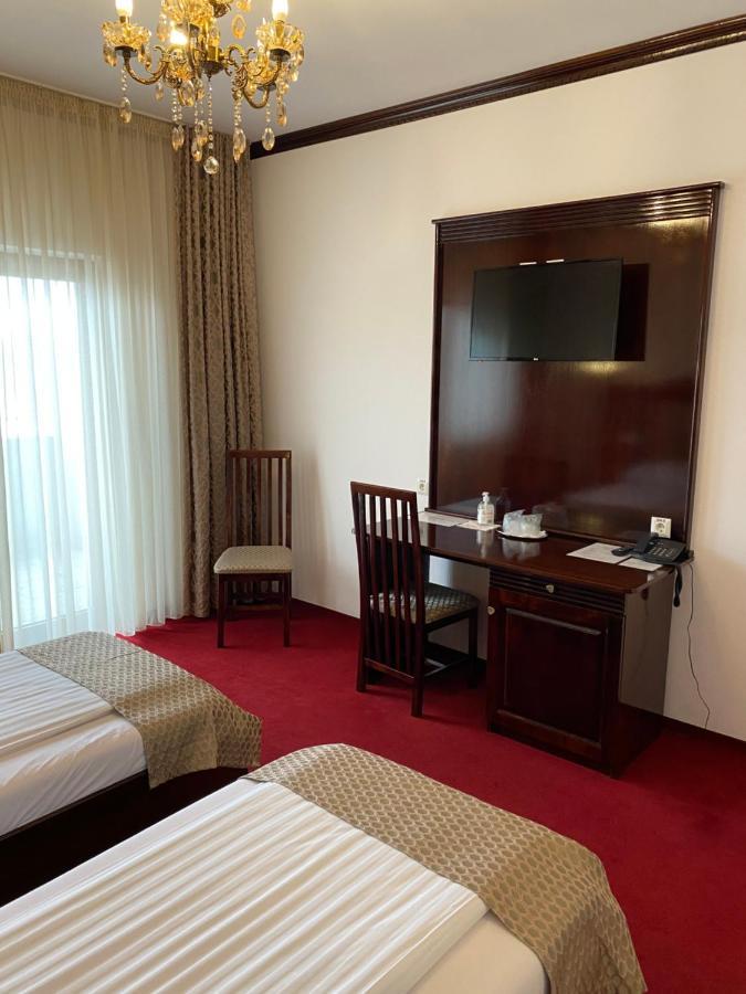 Hotel Onix Roman Exterior foto