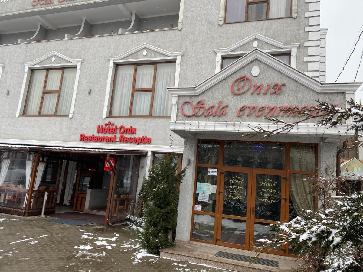 Hotel Onix Roman Exterior foto