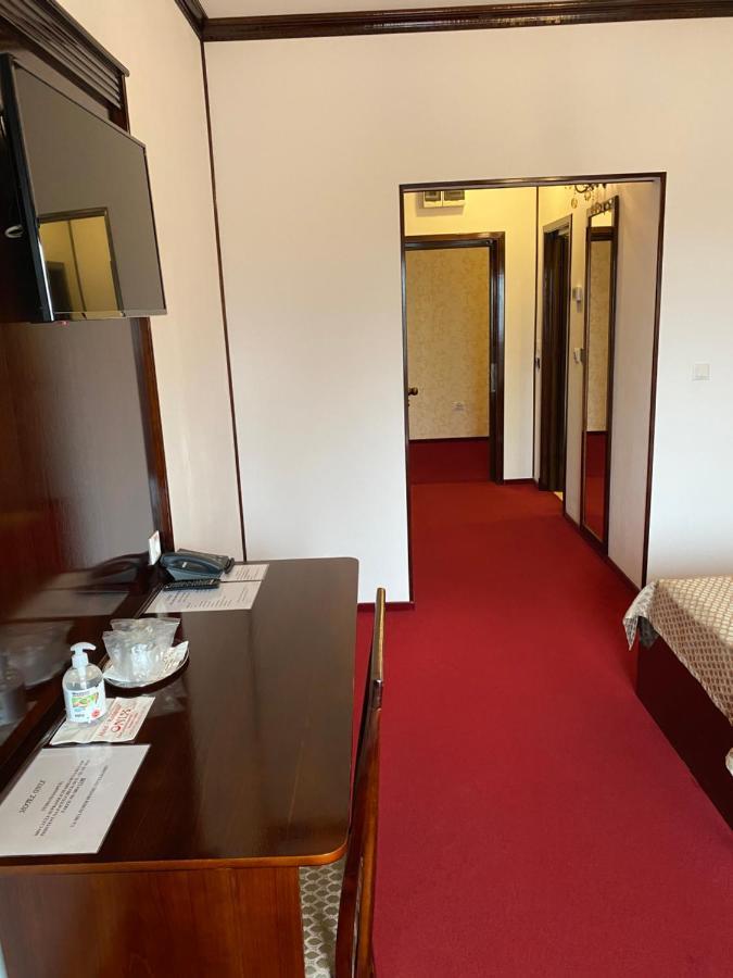 Hotel Onix Roman Exterior foto